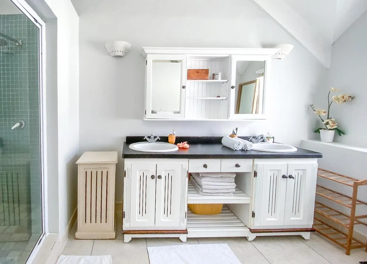 Red Coconut Self-Catering Apartment Baie Lazare