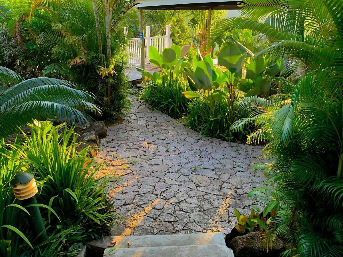 Red Coconut Self-Catering Apartment Baie Lazare  Baie Lazare (Mahe)