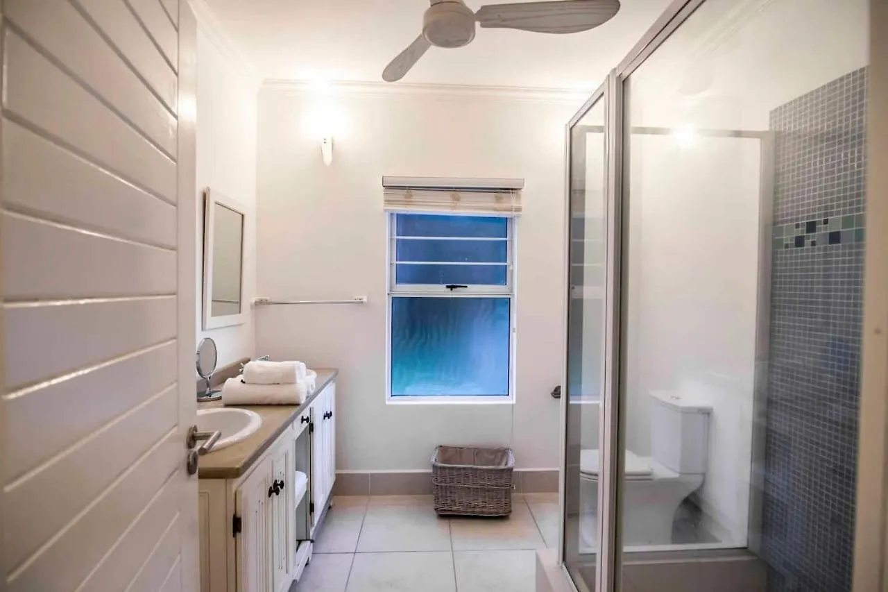 Red Coconut Self-Catering Apartment Baie Lazare