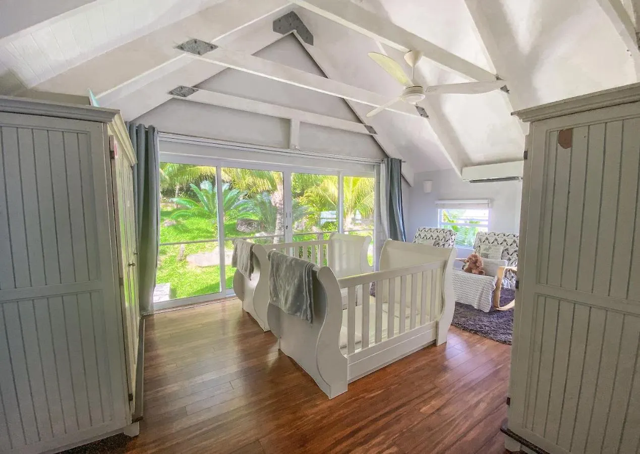 Red Coconut Self-Catering Apartment Baie Lazare   Baie Lazare (Mahe)