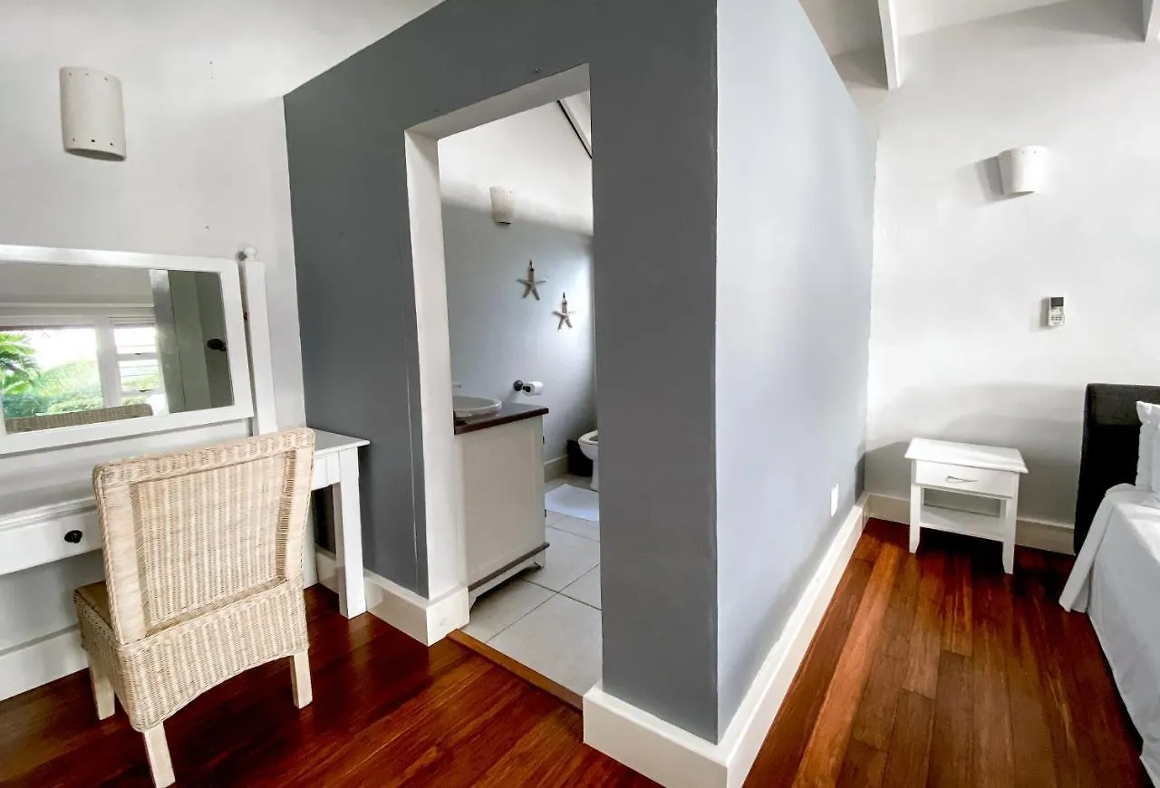 Red Coconut Self-Catering Apartment Baie Lazare